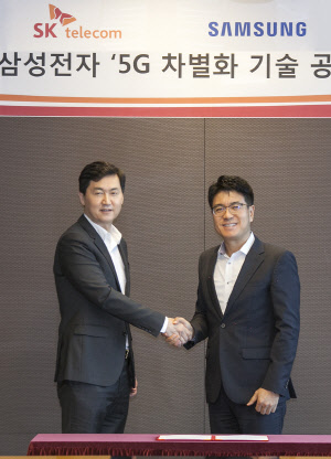 SK텔레콤이 5G 상용화 후에도 고품질의 5G 서비스를 제공하기 위해 삼성전자와 협력을 강화한다. 21일 서울 을지로 에 위치한 T타워에서 진행된 협약식에서 박진효 SK텔레콤 ICT기술원장(오른쪽)과 전경훈 삼성전자  네트워크사업부 부사장이 '5G 차별화 기술 공동 R&D 추진 협약'을 체결한 뒤 악수하고 있다.  SK텔레콤 제공